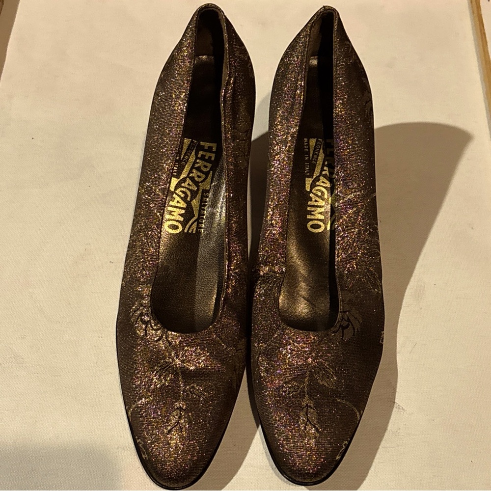 Salvatore Ferragamo Metallic Gold Floral Fabric Pumps Women Sz 9 1/2 AA